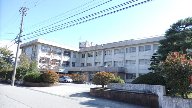 北加積小学校 (950m)