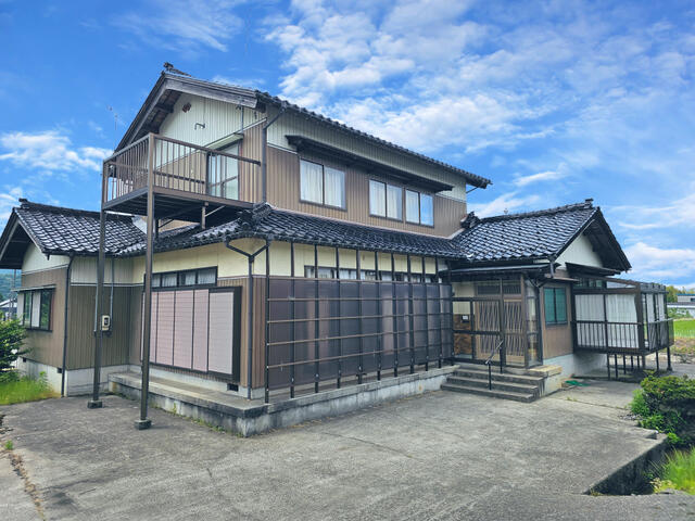 house for sale in Nanto, Toyama | ¥3,000,000 | 9DK | Akiyama house fi…