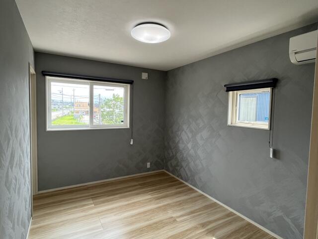 リビング以外の居室／子世帯：２階洋室６帖（ウォークインクローゼットあり）