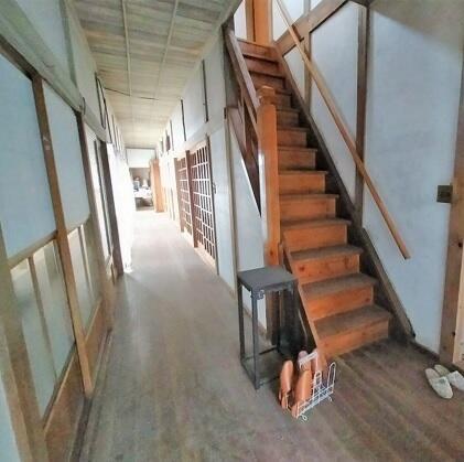 玄関／２階への階段