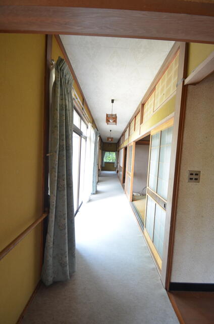 リビング以外の居室／１階廊下　和室を囲むようにレイアウトされた縁側廊下／撮影日2024-06-21