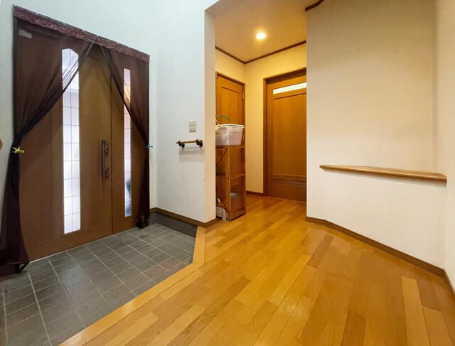 玄関／玄関に季節のあしらいを飾れる棚があります。