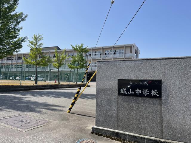 富山市立城山中学校 (1,807m)