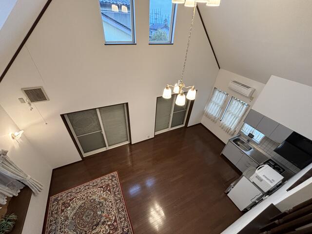 リビング／吹き抜けの勾配天井。２階からみた画／撮影日2025-06-26