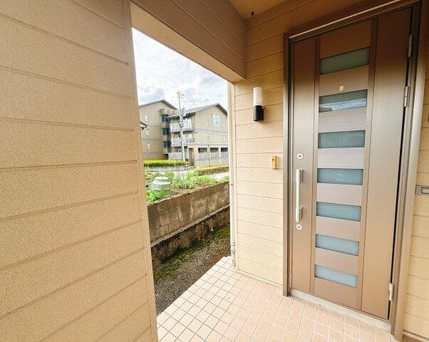 屋根がある玄関ポーチは雨の日に嬉しいですね！