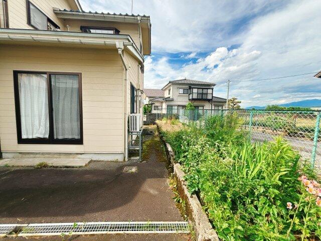 庭／物件向かって右側です。