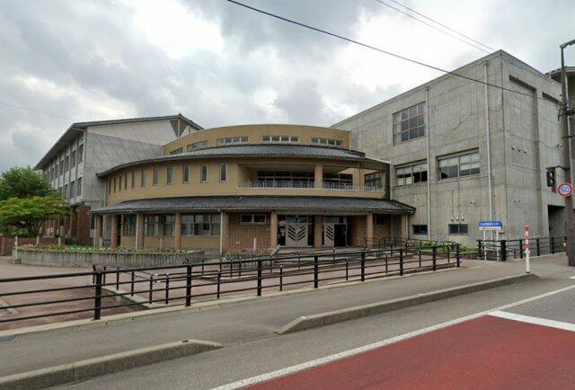 立山町立雄山中学校 (3,695m)