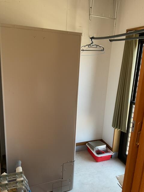 勝手口内には電気温水器があり風雨から守られています／撮影日2025-03-18