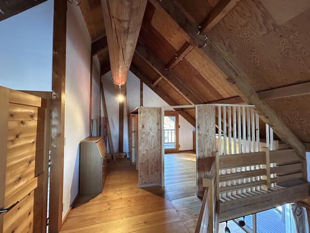 リビング以外の居室／大きな梁と自然素材の漆喰壁