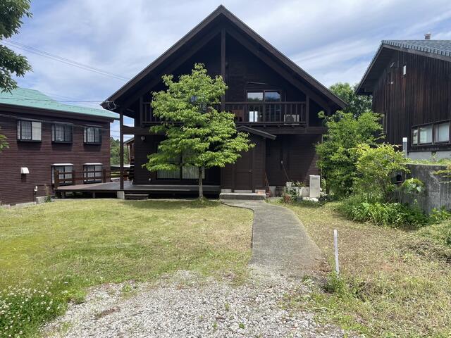 現地（外観）／自然の温かみを感じられる木の外壁