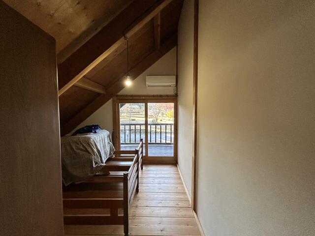 リビング以外の居室／秘密基地を感じさせる勾配天井の部屋