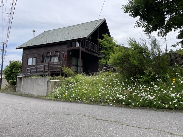 現地（外観）／開放的なウッドデッキ