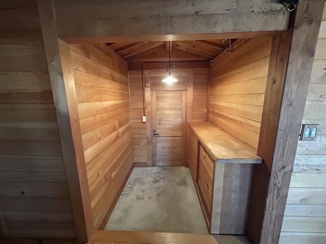 玄関／迎えてくれるような木の玄関ドア