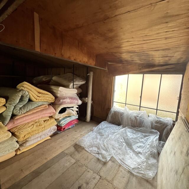 大きな窓もあるので、昼間であれば光が入ってきます。／撮影日2024-10-10