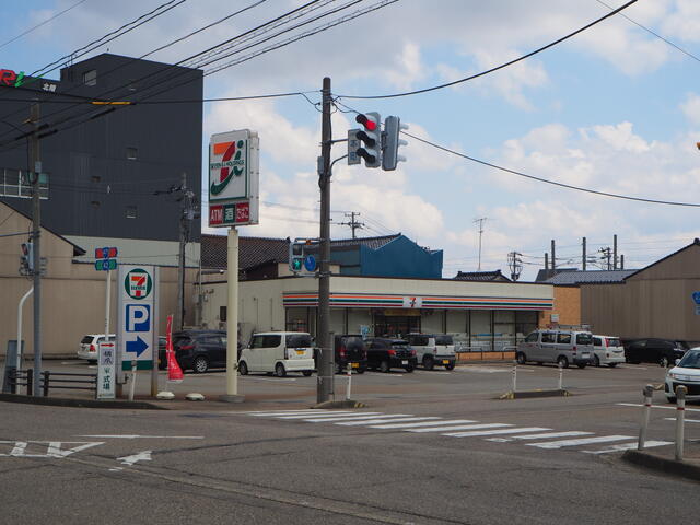 セブンイレブン小矢部市役所前店 (649m)