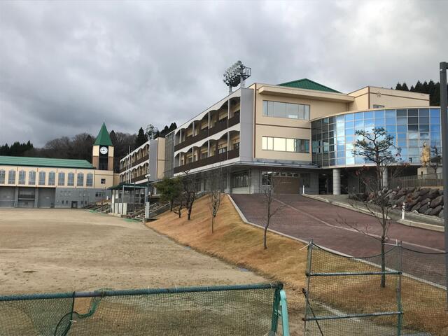 小矢部市立石動小学校 (1,687m)
