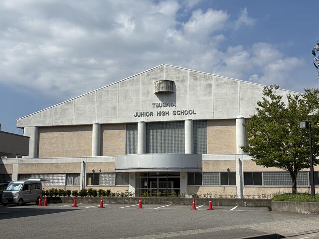 津幡町立津幡中学校 (800m)