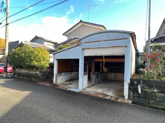 現地（外観）／車庫内左側：幅約２．１ｍ　奥行約２．７ｍ　右側：幅約２．７ｍ