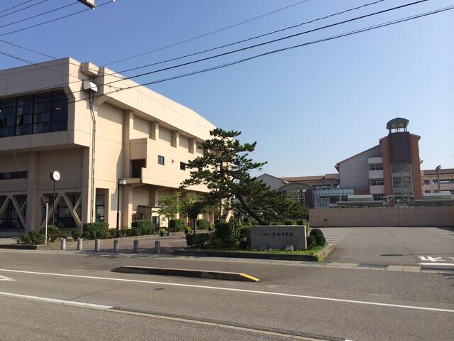 津幡町立津幡中学校 (698m)