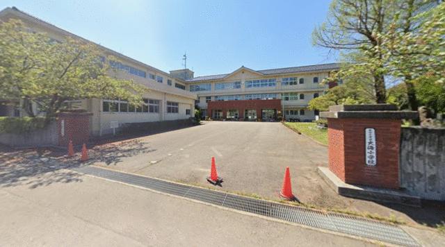 かほく市立大海小学校 (665m)