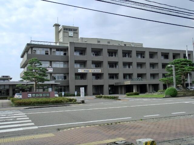 加賀市役所 (528m)