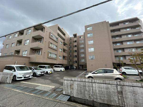 現地（外観）／外観の別角度になります。