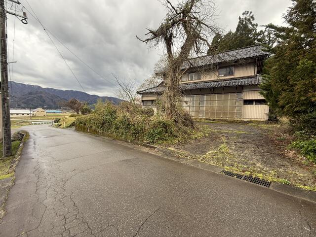 detached 福井県勝山市北郷町伊知地 地図を見る