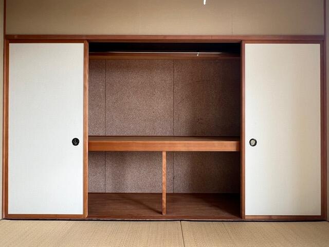 収納／上段にはハンガーパイプを設置しました。お洋服を吊り下げること
