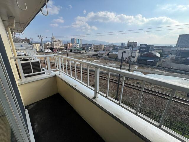バルコニー／えちぜん鉄道が、建物南側を走っています。