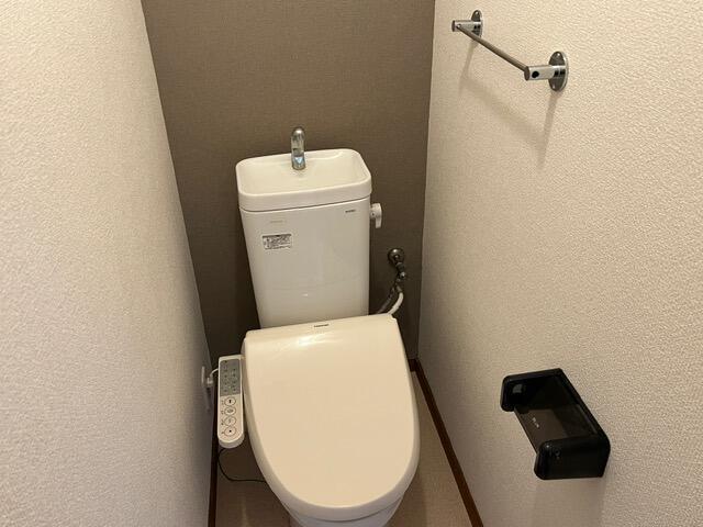 トイレ／シックなアクセントクロスが特徴の空間です。