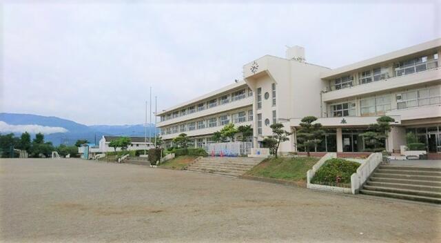 甲斐市立竜王北小学校 (948m)
