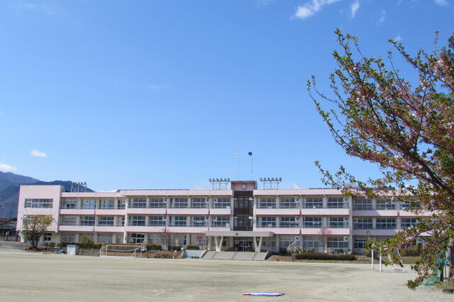 南アルプス市立白根巨摩中学校 (412m)