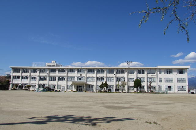 南アルプス市立白根飯野小学校 (978m)