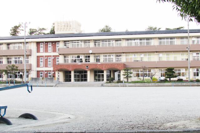 南アルプス市立豊小学校 (1,086m)