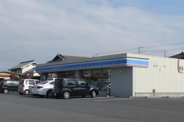 ローソン南アルプス桃園北店 (719m)