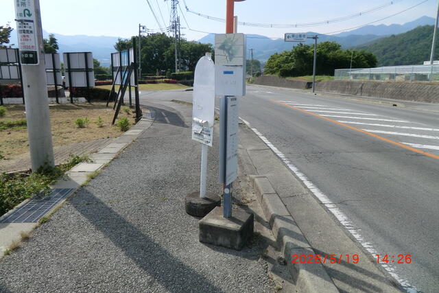 当該地の南側　山梨北中入口バス停　約３５０ｍ／撮影日2026-05-19