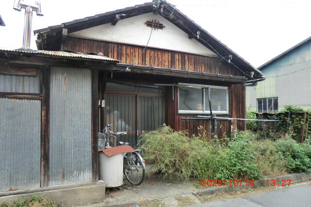 現地土地／南側から撮影。　風呂場１１．２８５㎡３．４１坪６．９帖　母屋／撮影日2025-10-14