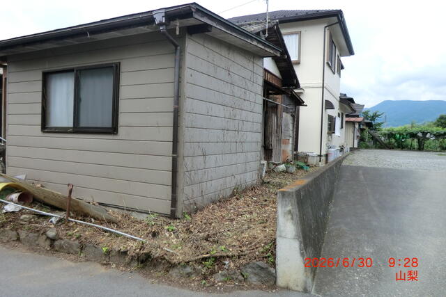 現地土地／北側から撮影。　離れ　昭和５０年木造亜鉛鉄板平屋　１５．６９／撮影日2026-06-30