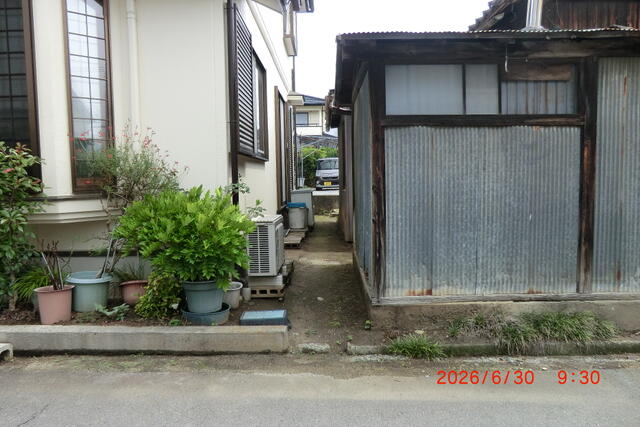 現地土地／隣地との境界、西側の状況と風呂場の外観です。／撮影日2026-06-30