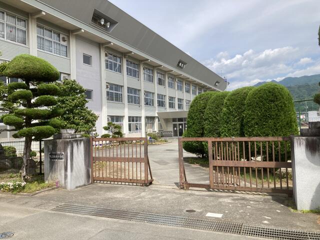 富士川町立鰍沢小学校 (655m)