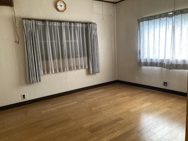 リビング以外の居室／１階洋間、八畳