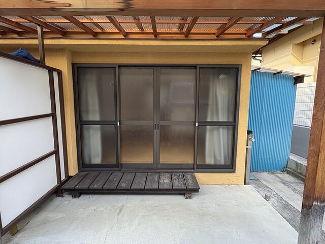 バルコニー／洗濯機置き場は外ですが、屋根があり洗濯物を干すスペースもしっ