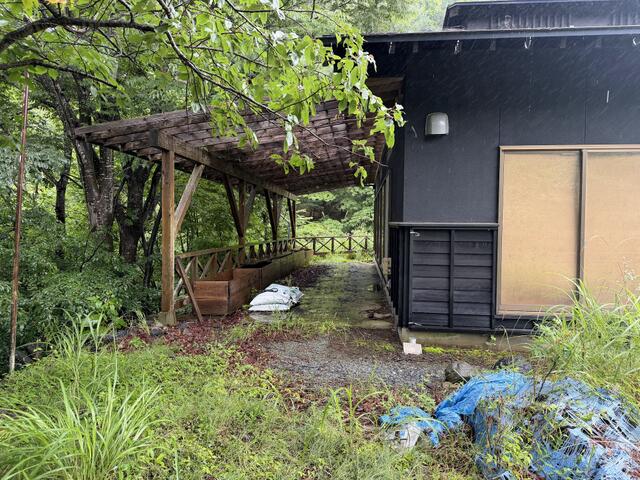 現地（外観）／屋根付きテラスでもくつろげます。