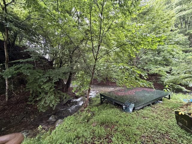 川に浮かぶテラスでＢＢＱなどが楽しめます。