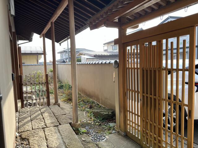 現地（外観）／軒がしっかり出ています。