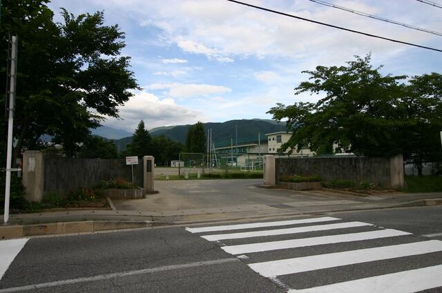 筑摩小学校 (1,300m)