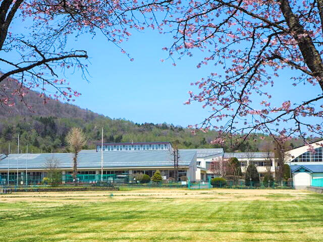 軽井沢町軽井沢東部小学校 (90m)