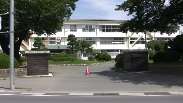 辰野西小学校 (850m)