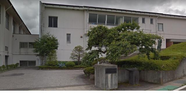 両小野小学校 (300m)