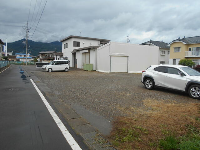 画面手前側がテント倉庫になります